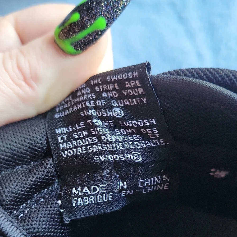 Nike Classic Black and White Low-Tops - Picture 5 of 8